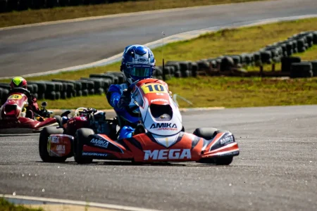 piloto-kart-mega-curva-pista-amika