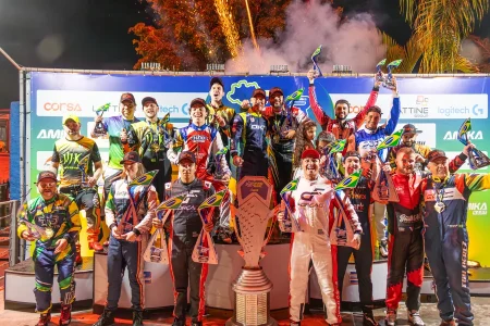 podio-campeoes-amika-festa-kart-capa